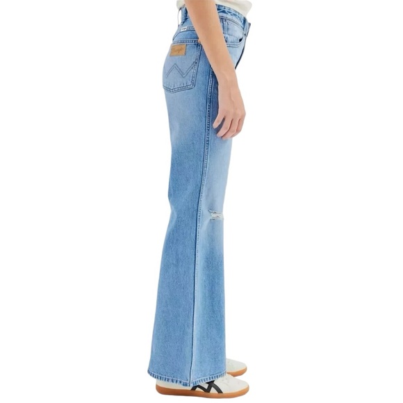 Wrangler Women's Wanderer 622 High Rise Flare Distressed Jeans 112322857 Size 26 - Picture 2 of 10